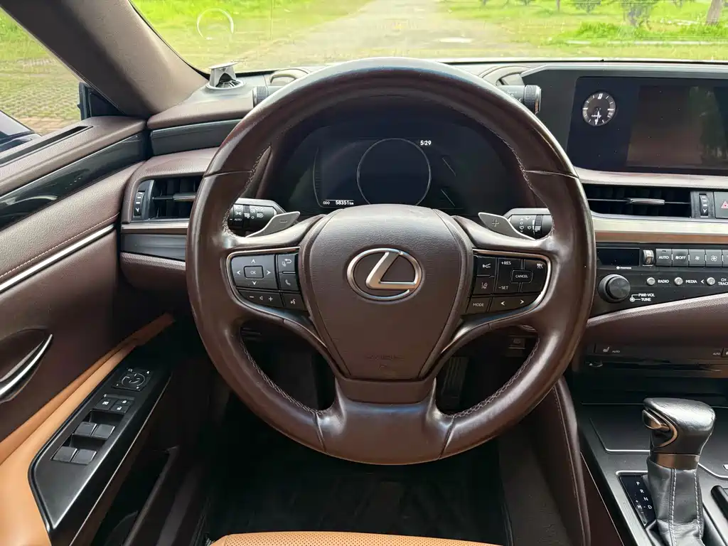 Lexus ES 2019 — фото 9