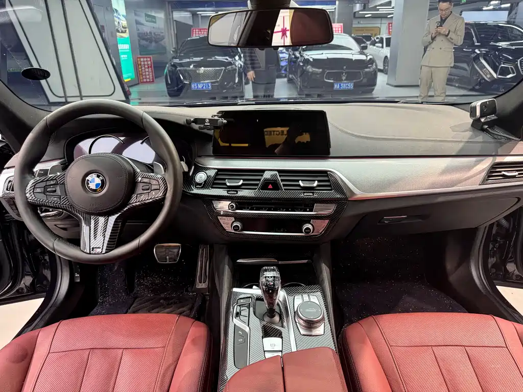 BMW 5 Series 2018 — фото 10