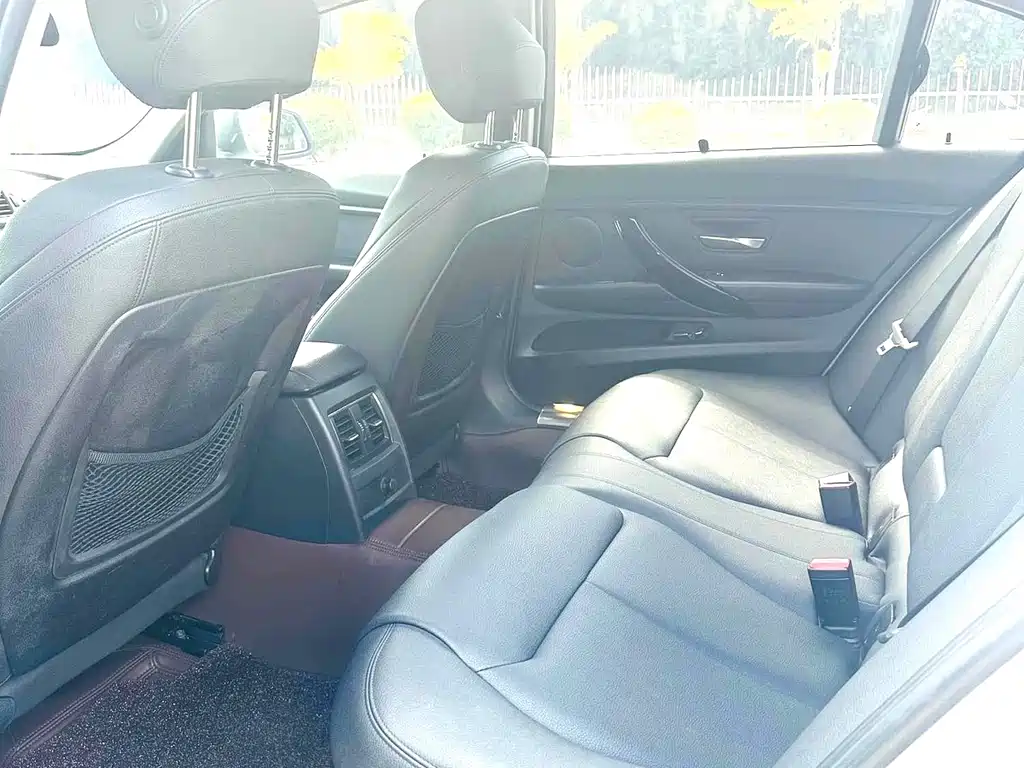 BMW 3 Series 2019 — фото 10