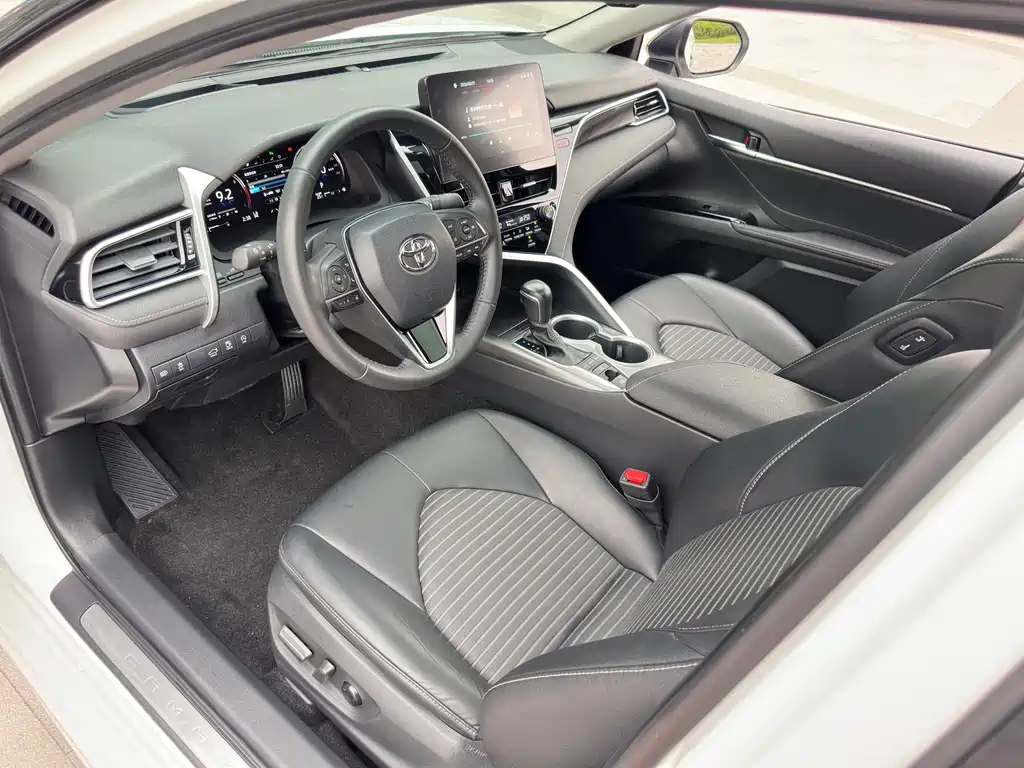 Toyota Camry 2023 — фото 12