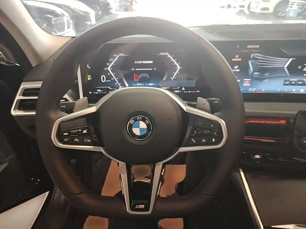 BMW 3 Series 2025 — фото 11