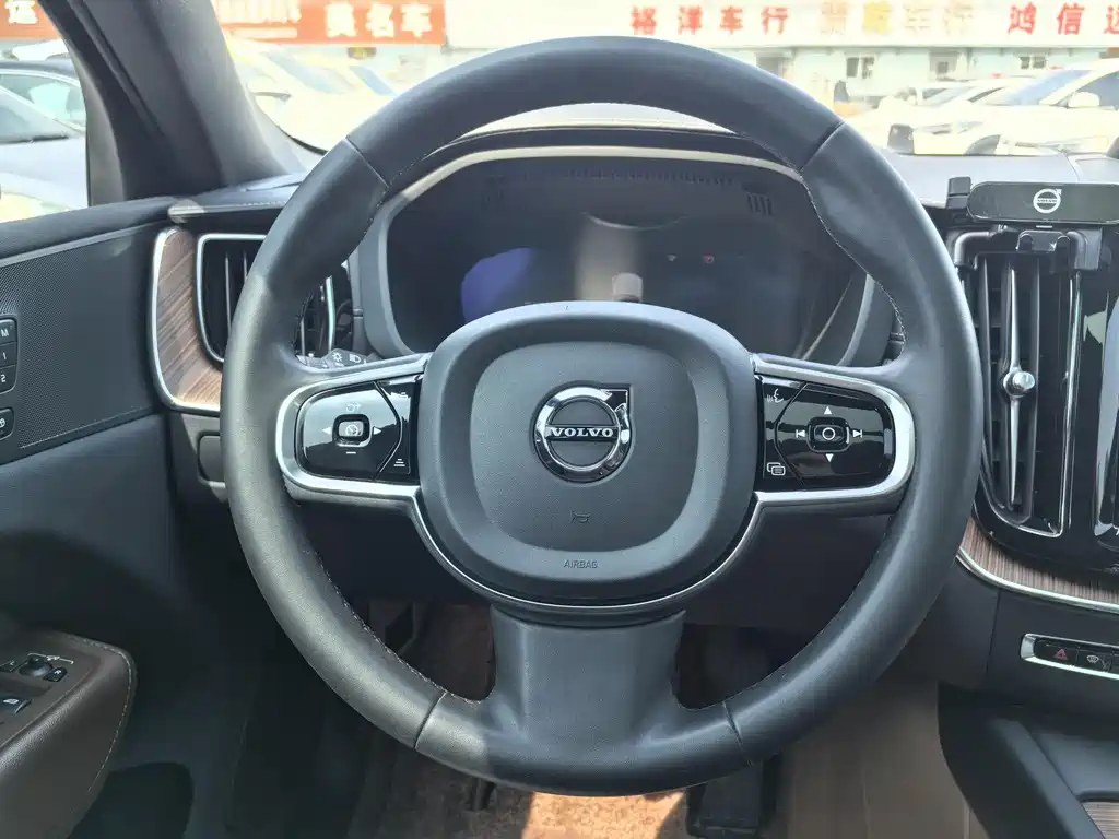 Volvo XC60 2023 — фото 10