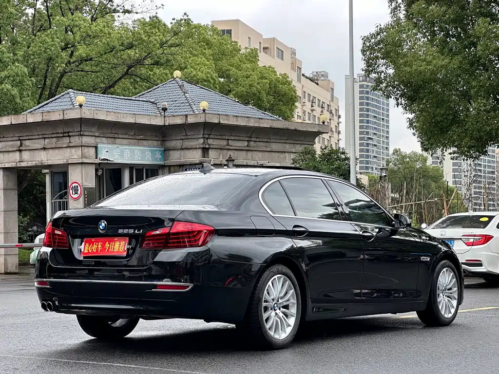 BMW 5 Series 2017 — фото 7