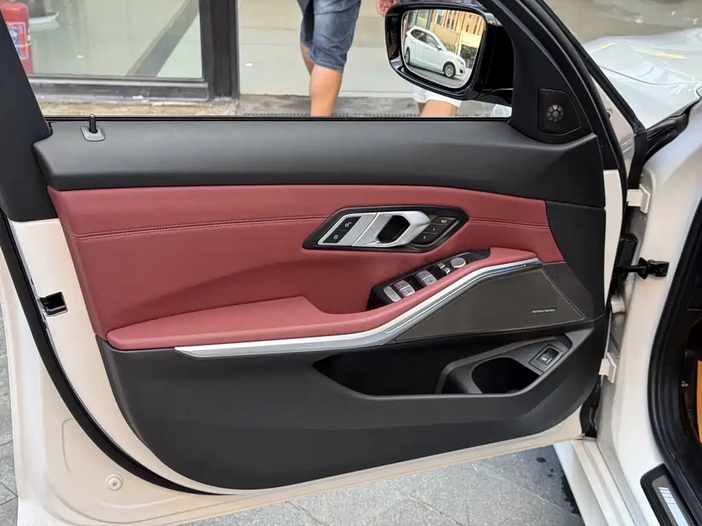 BMW 3 Series 2025 — фото 16