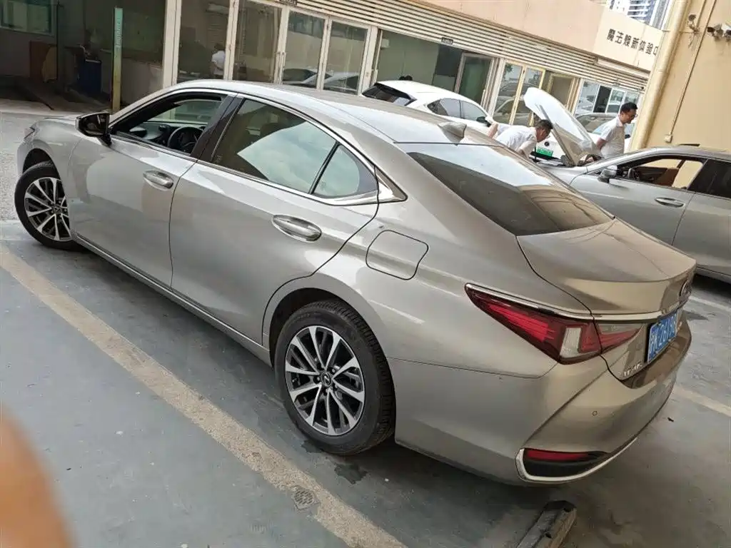 Lexus ES 2023 — фото 12