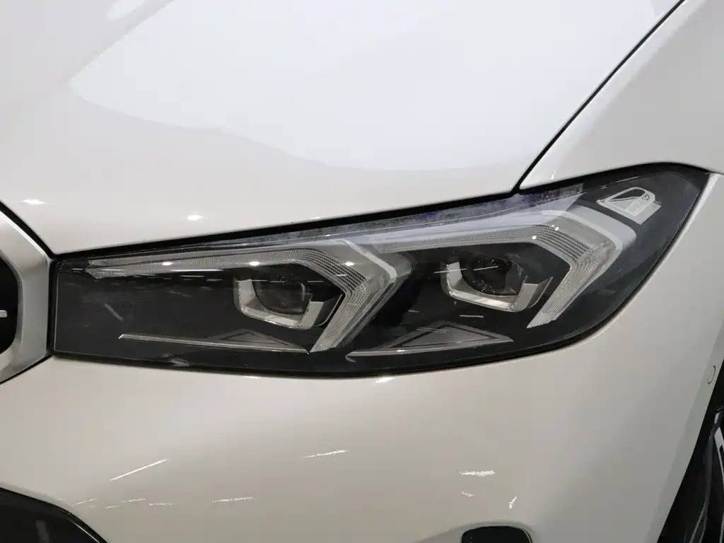 BMW 3 Series 2024 — фото 18