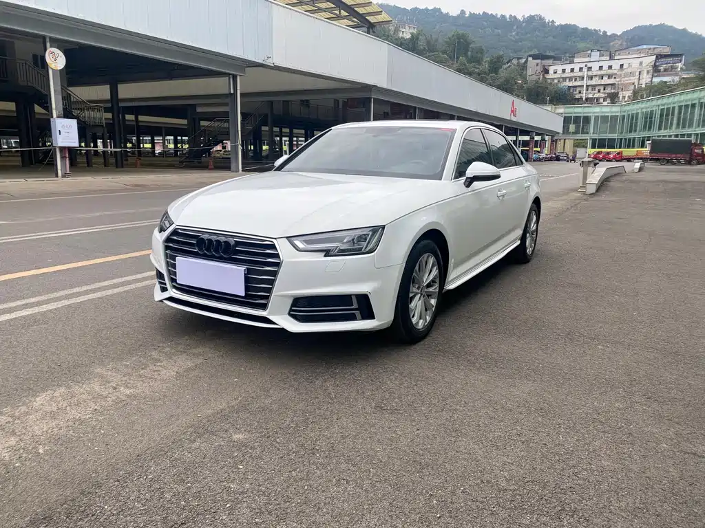 Audi A4L 2019 — фото 1
