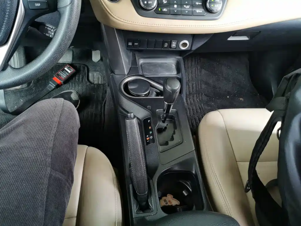 Toyota RAV4 2017 — фото 14