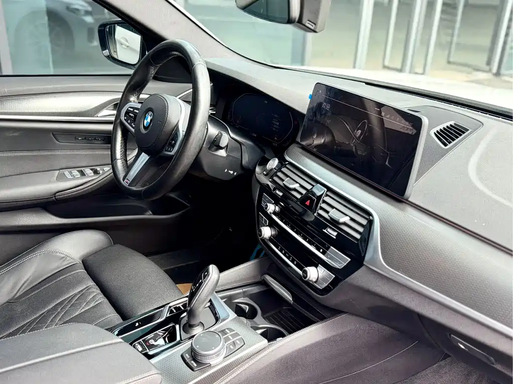 BMW 5 Series 2021 — фото 12
