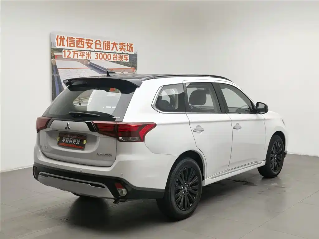 Mitsubishi Outlander 2023 — фото 2
