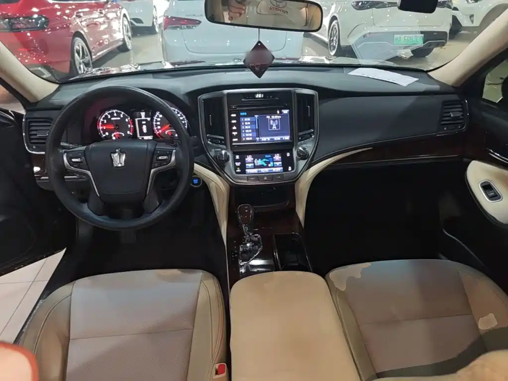 Toyota Crown 2018 — фото 10