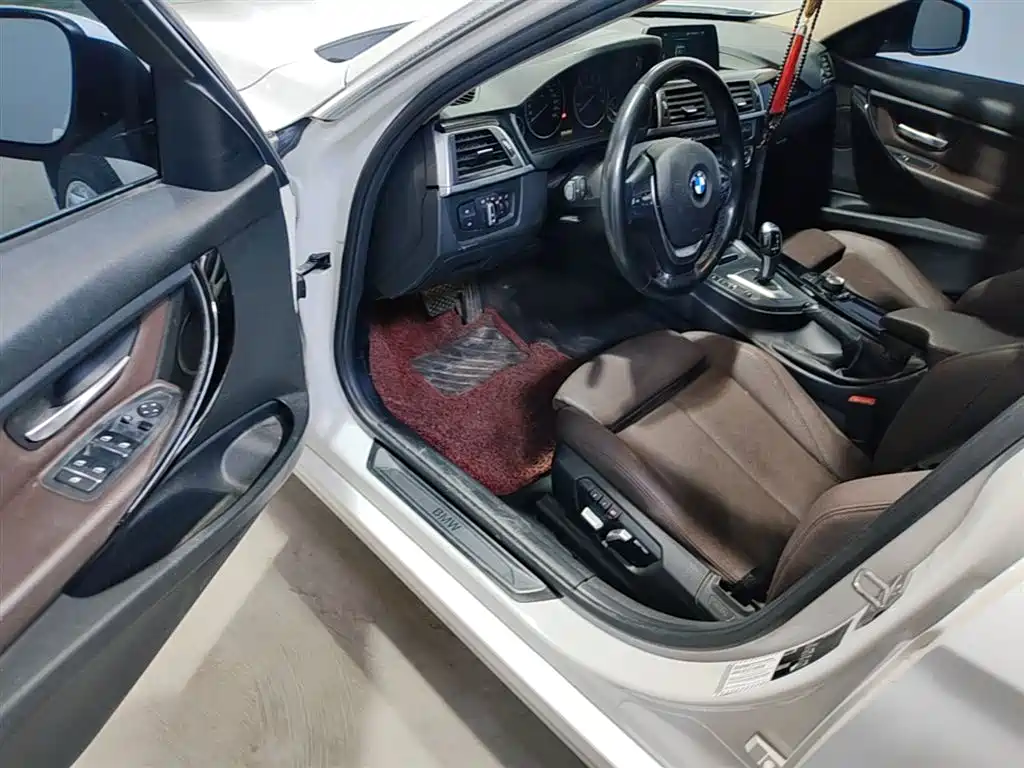 BMW 3 Series 2018 — фото 12