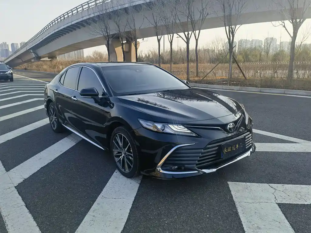 Toyota Camry 2023 — фото 3