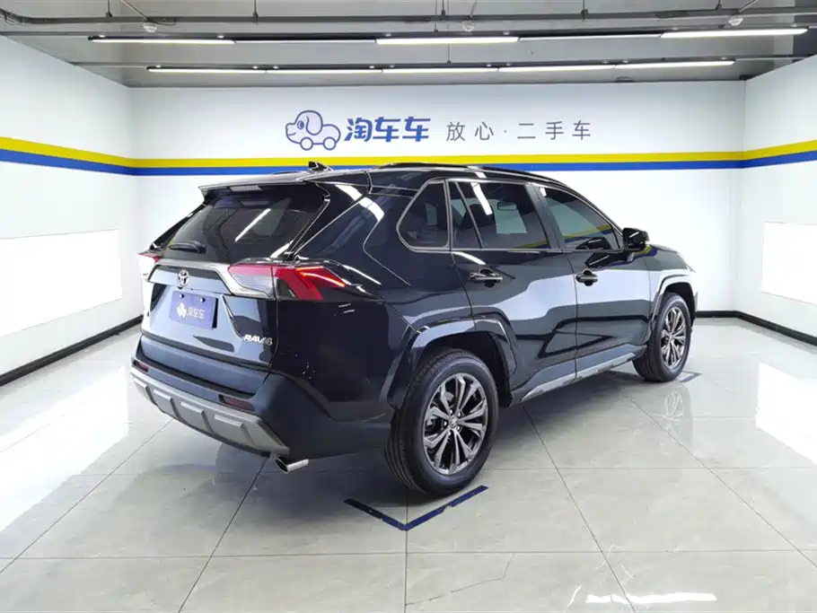 Toyota RAV4 2025 — фото 3