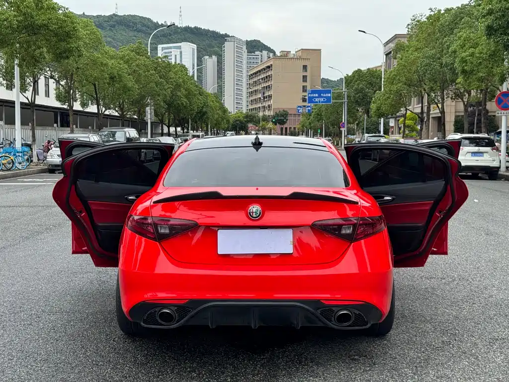 Alfa Romeo Giulia 2017 — фото 19