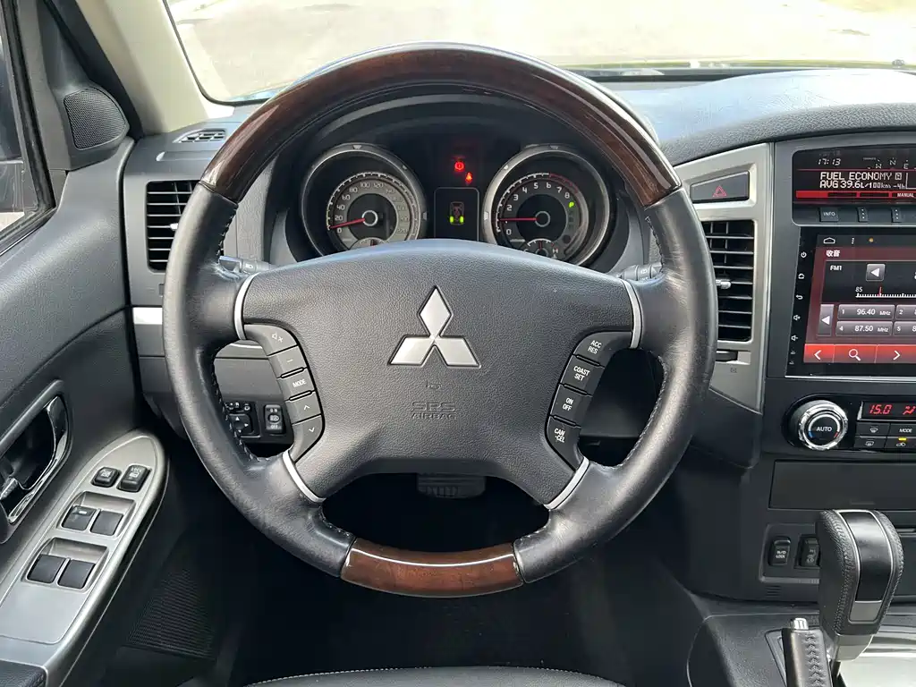 Mitsubishi Pajero 2017 — фото 12
