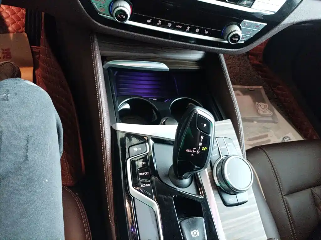BMW 5 Series 2019 — фото 10