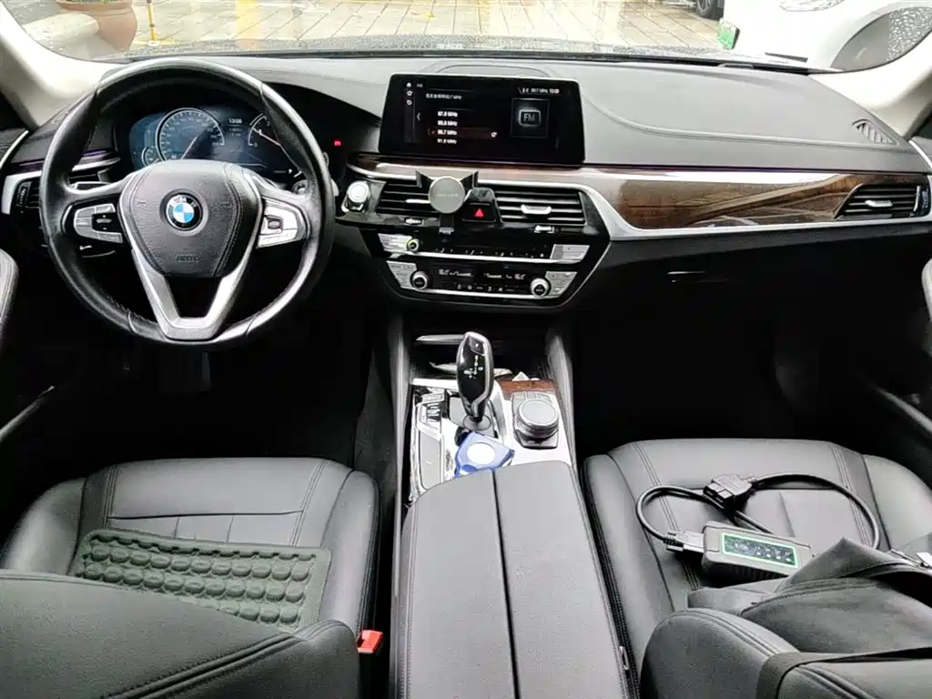 BMW 5 Series 2018 — фото 16