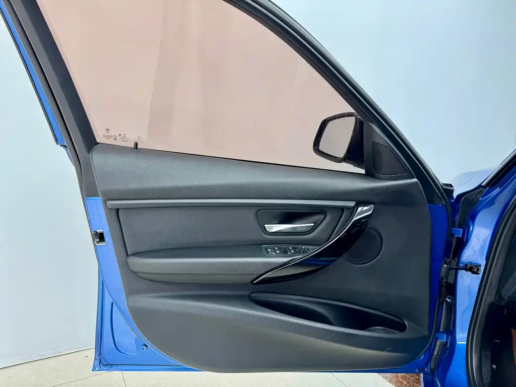 BMW 3 Series 2018 — фото 7