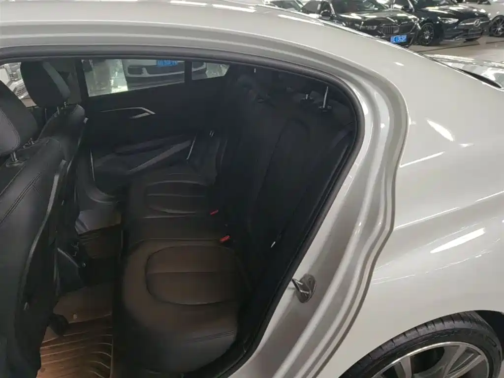 BMW 1 Series 2018 — фото 17