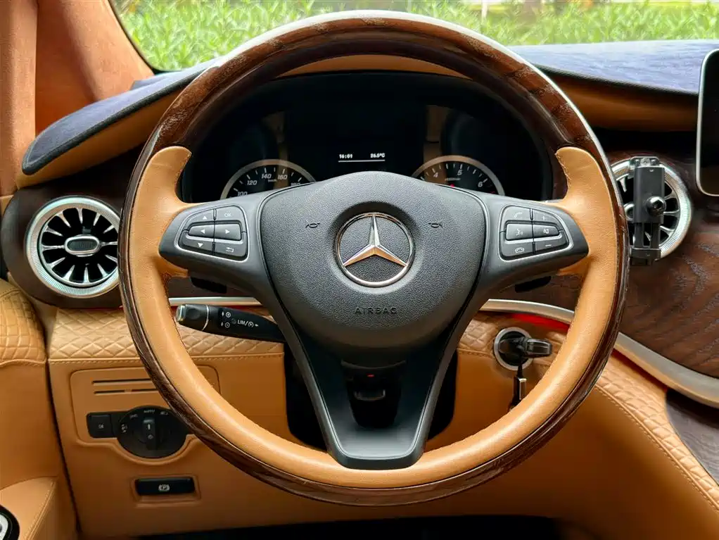Mercedes-Benz V-Class 2023 — фото 46