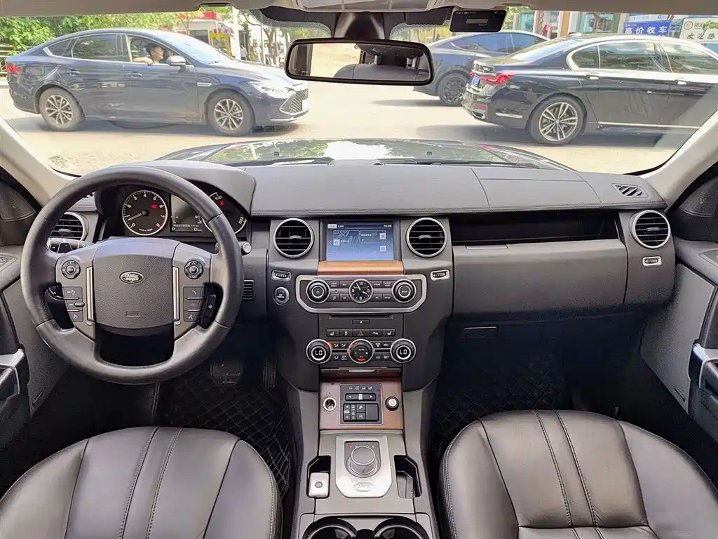 Land Rover Discovery 2016 — фото 10