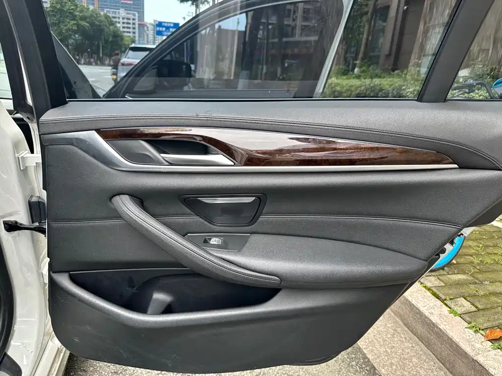 BMW 5 Series 2018 — фото 21