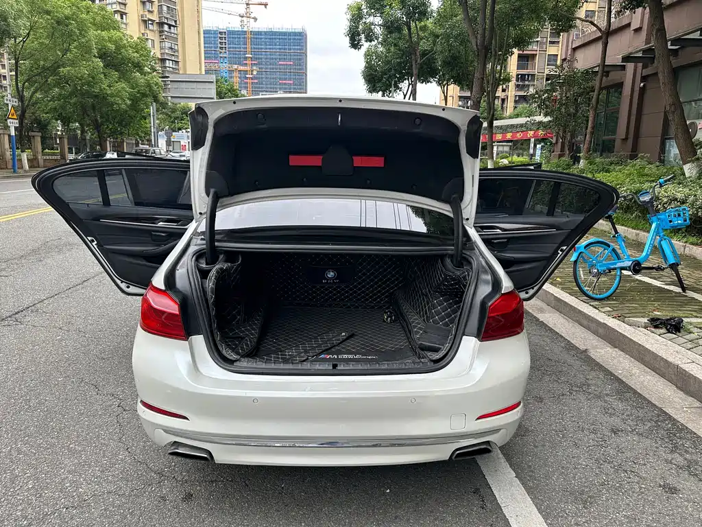 BMW 5 Series 2018 — фото 12