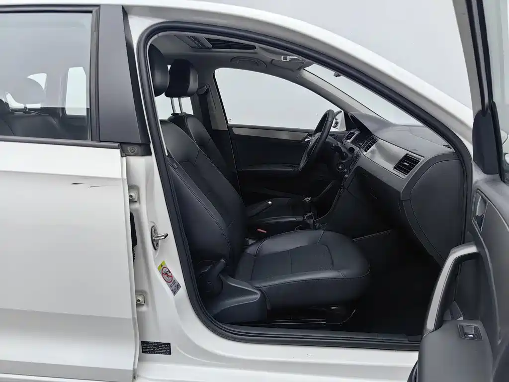 Skoda Rapid Spaceback 2015 — фото 23