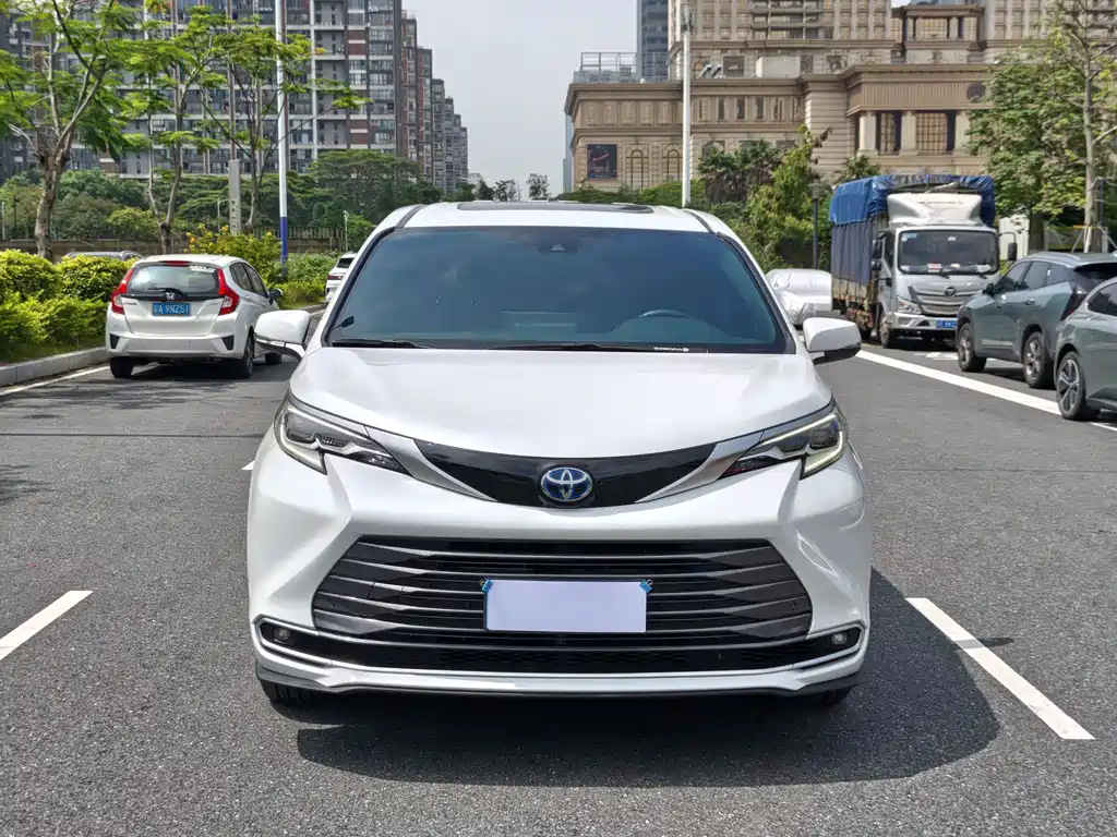 Toyota Sienna 2022 — фото 2