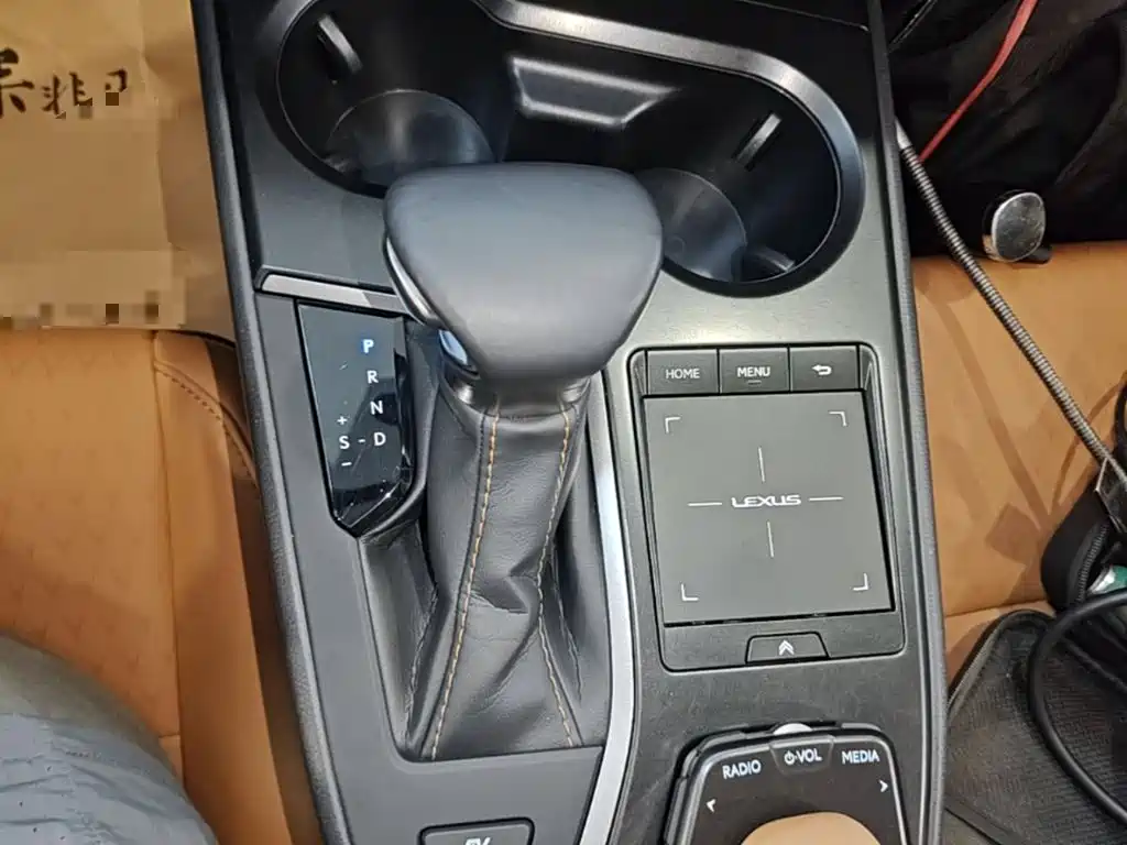 Lexus UX 2021 — фото 19