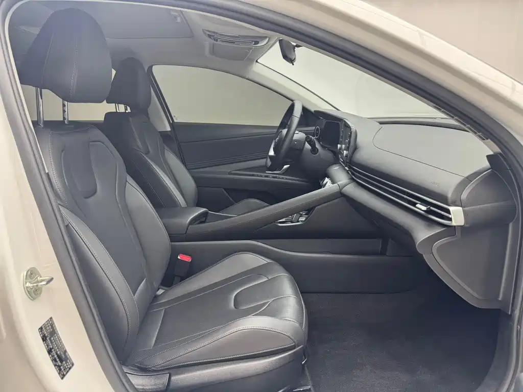 Hyundai Elantra 2023 — фото 10