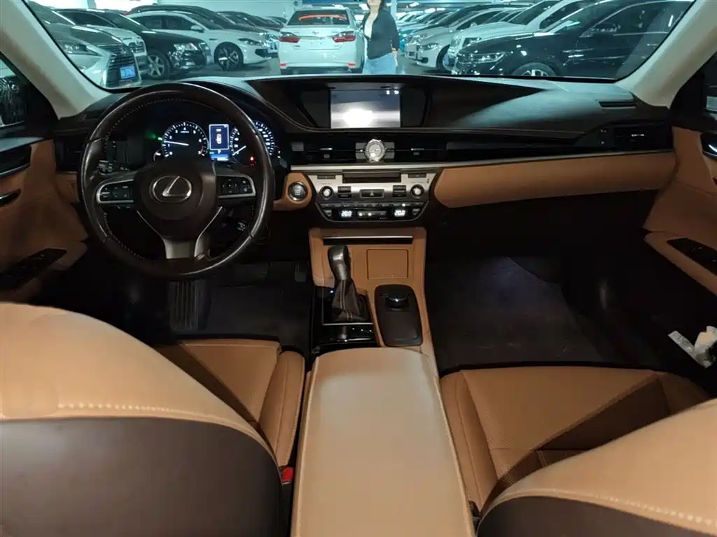 Lexus ES 2016 — фото 13