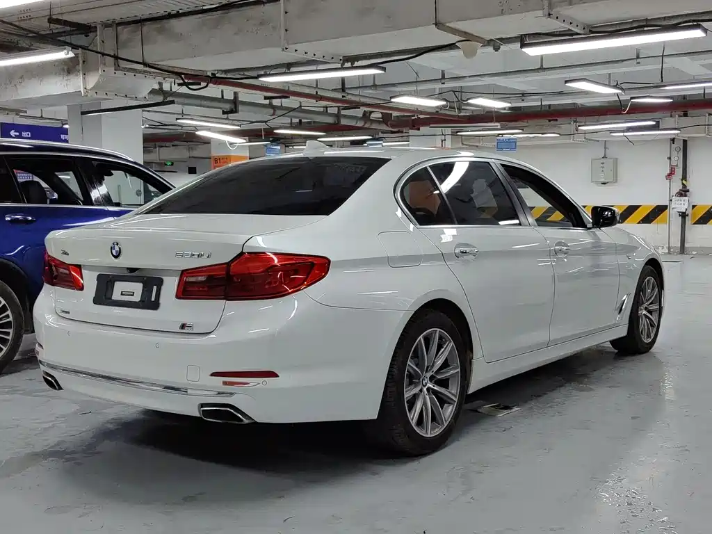 BMW 5 Series 2018 — фото 16