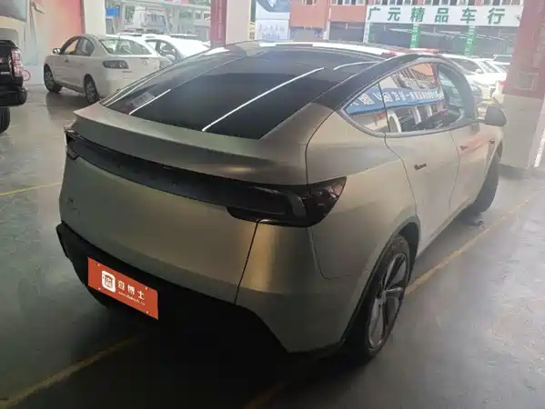 Tesla Model Y 2025