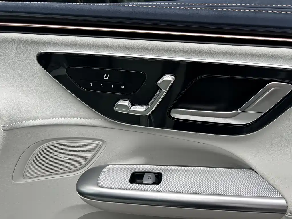 Mercedes-Benz EQE SUV 2023 — фото 13
