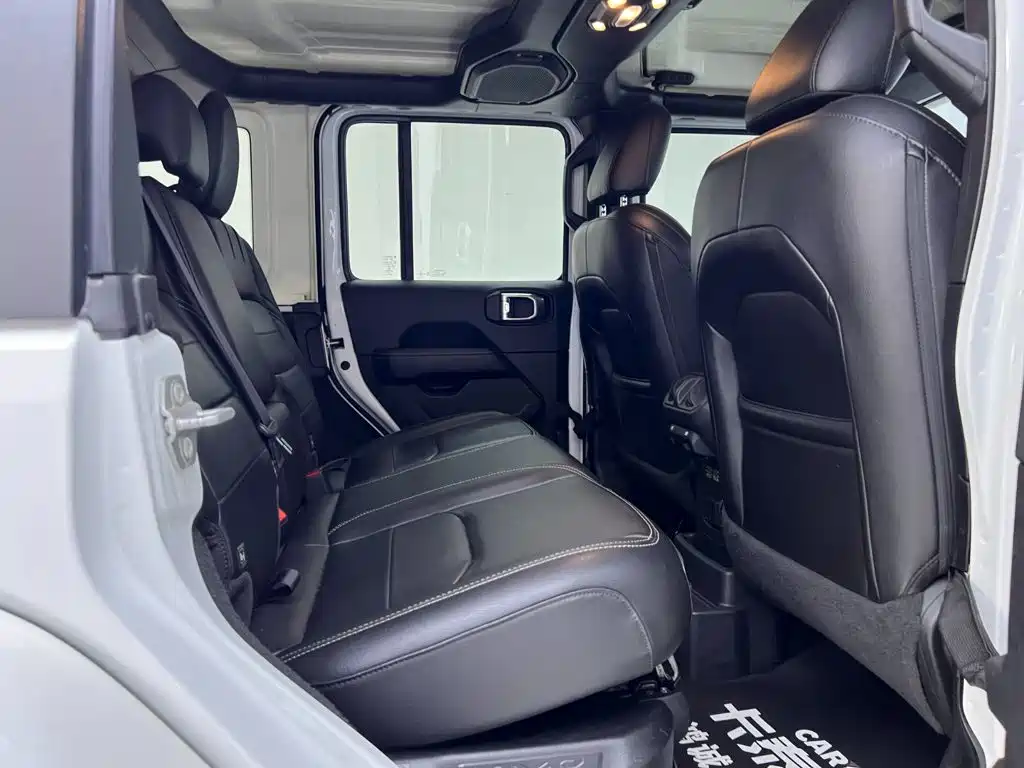 Jeep Wrangler New Energy 2023 — фото 18