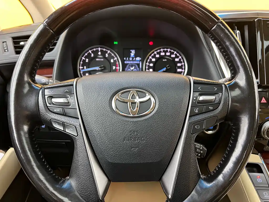 Toyota Alphard 2017 — фото 13