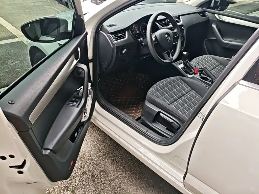 Skoda Octavia 2018 — фото 16