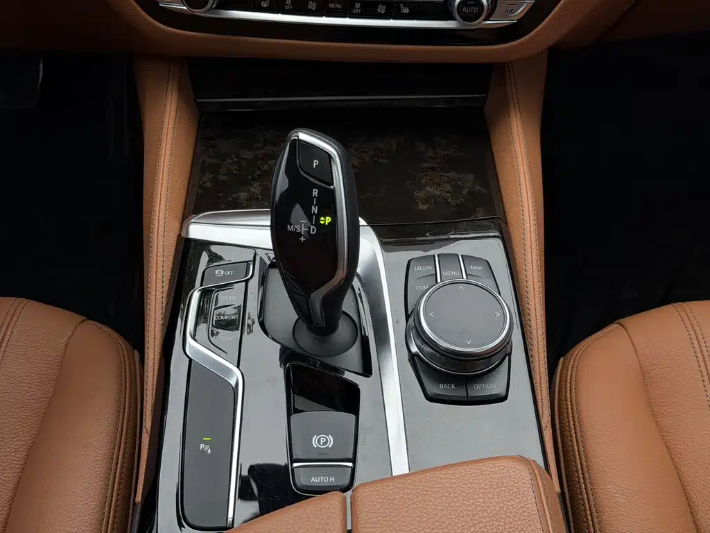 BMW 5 Series 2018 — фото 13