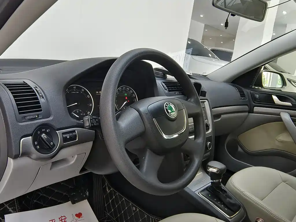 Skoda Octavia 2012 — фото 14
