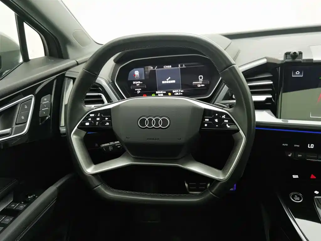 Audi Q4 e-tron 2023 — фото 11