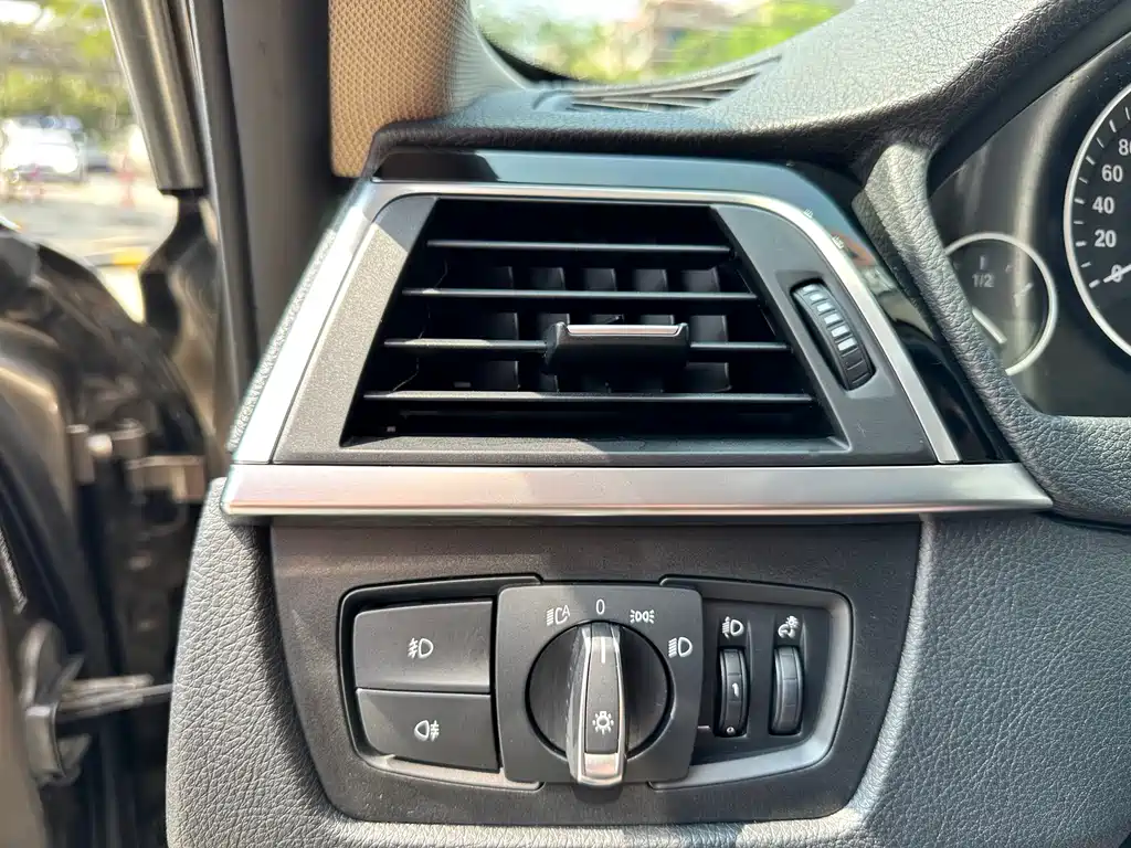 BMW 3 Series 2019 — фото 18