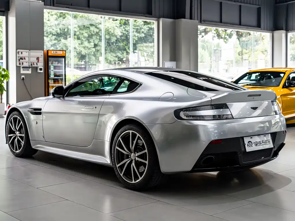 Aston Martin V8 Vantage 2016 — фото 16