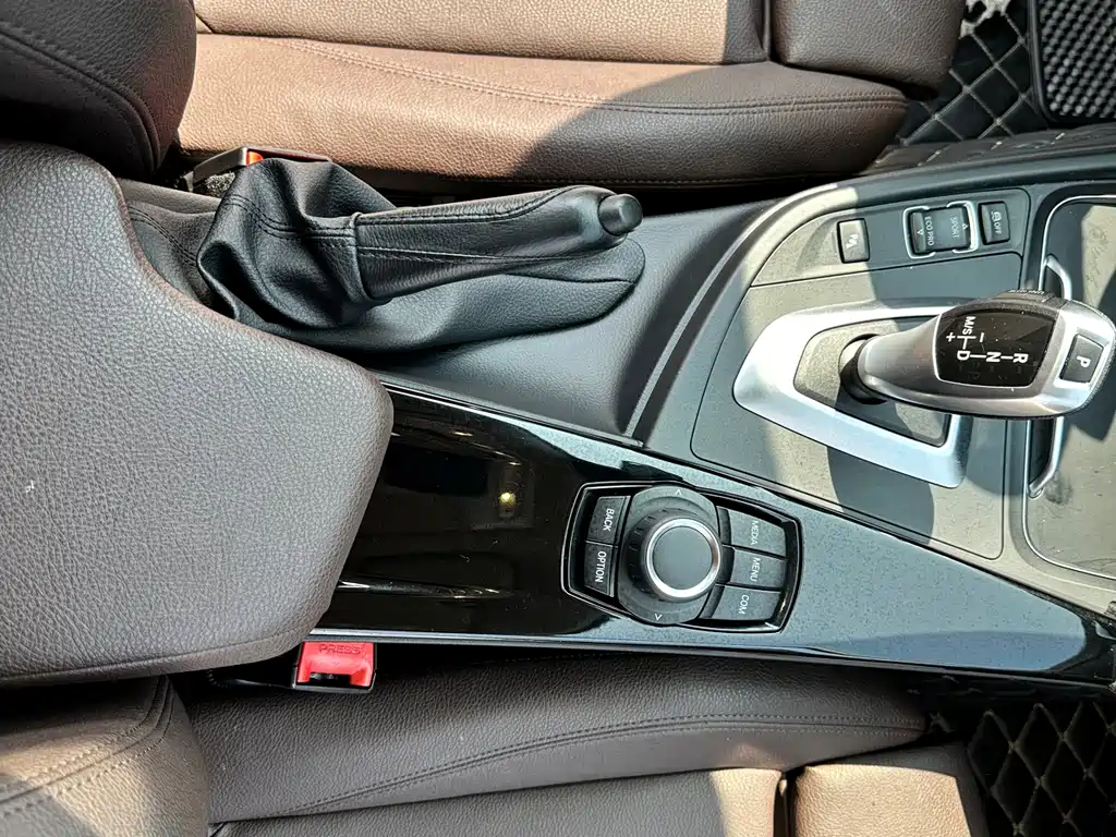 BMW 3 Series 2019 — фото 14