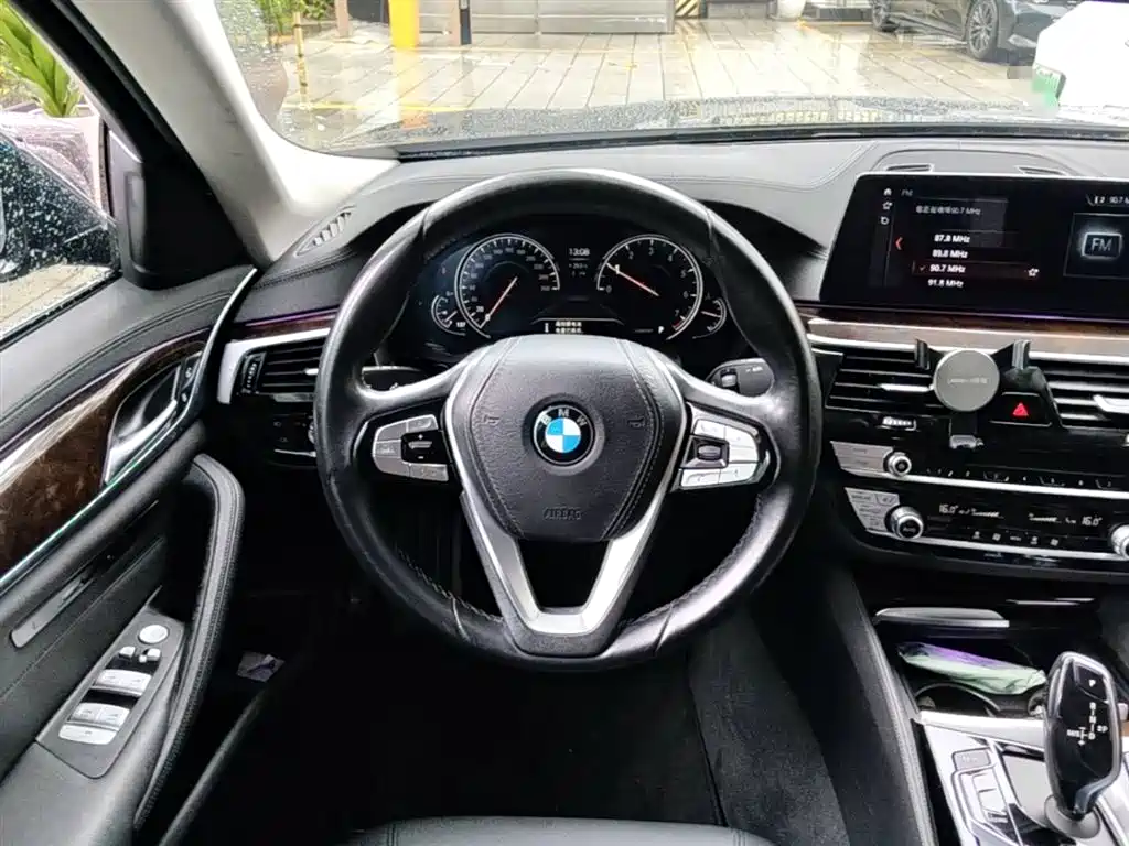 BMW 5 Series 2018 — фото 17