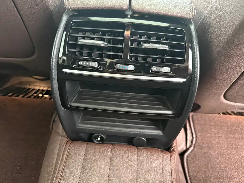 BMW 5 Series 2019 — фото 16