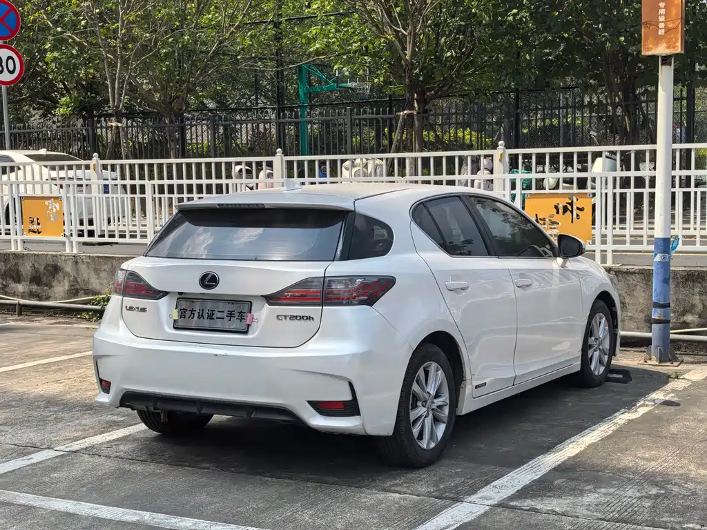 Lexus CT 2015 — фото 18