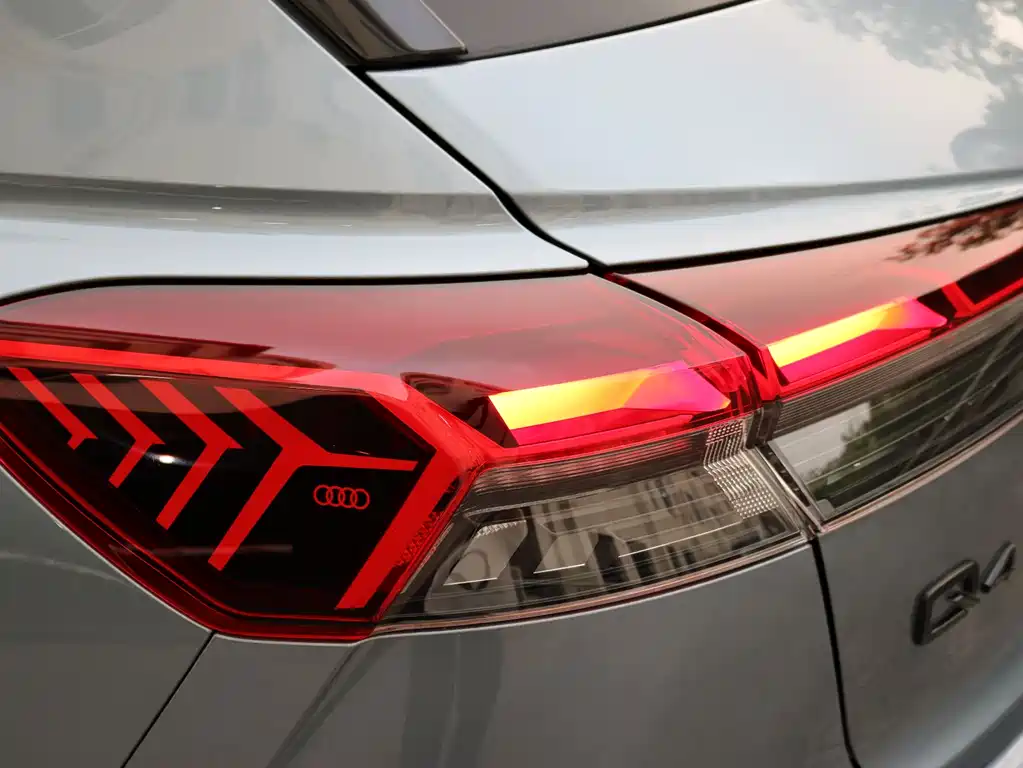 Audi Q4 e-tron 2023 — фото 15