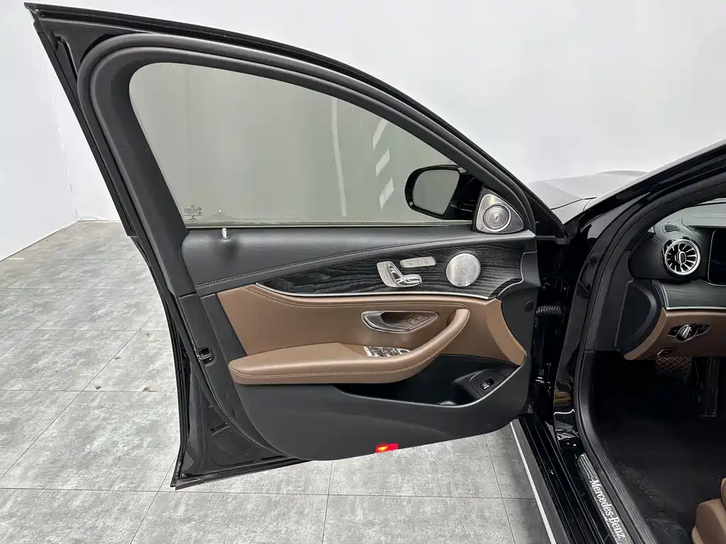 Mercedes-Benz E-Class 2022 — фото 12